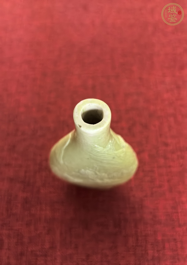 古玩陶瓷黃釉堆塑山水人物鼻煙壺真品鑒賞圖