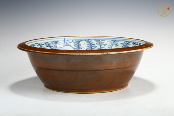 古玩清中晚·外紫金釉內青花纏枝花卉紋凈手盆真品鑒賞圖