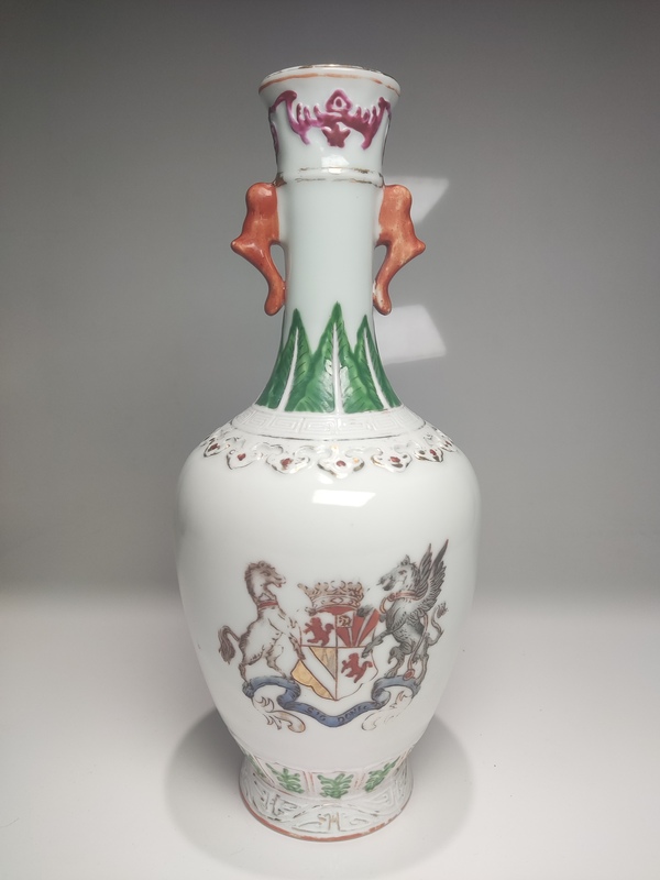 古玩轉賣廣彩徽章瓷瓶拍賣，當前價格858元
