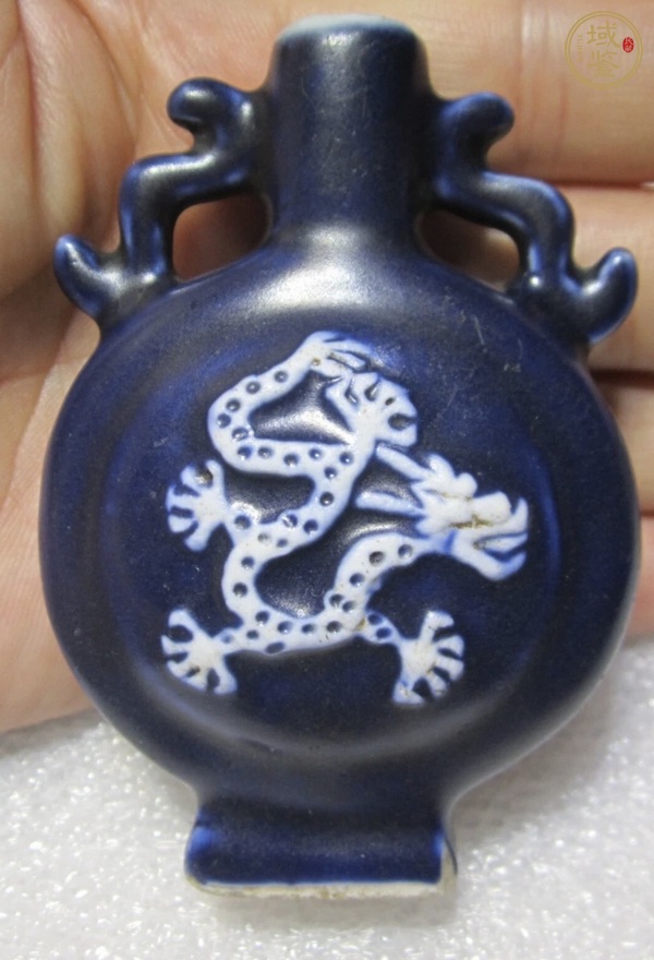 古玩陶瓷50.60年代霽藍(lán)釉龍紋小瓶真品鑒賞圖
