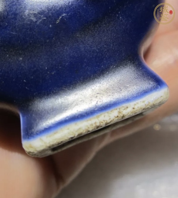 古玩陶瓷50.60年代霽藍(lán)釉龍紋小瓶真品鑒賞圖
