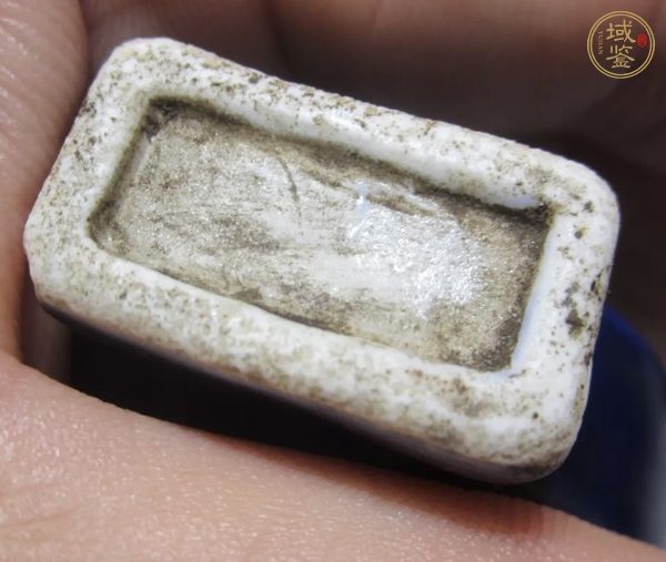 古玩陶瓷50.60年代霽藍(lán)釉龍紋小瓶真品鑒賞圖
