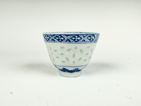 古玩嚴(yán)選清光緒·青花云蝠紋玲瓏杯拍賣，當(dāng)前價(jià)格6216元