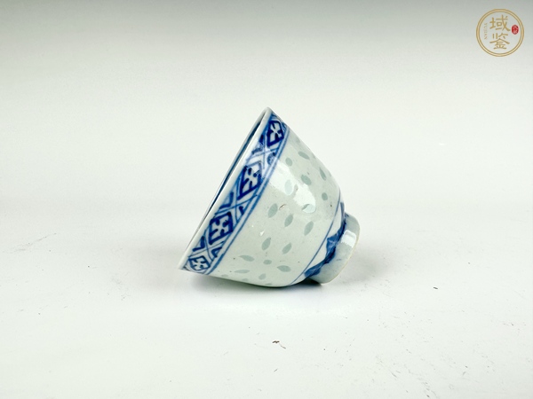 古玩陶瓷清光緒·青花云蝠紋玲瓏杯真品鑒賞圖