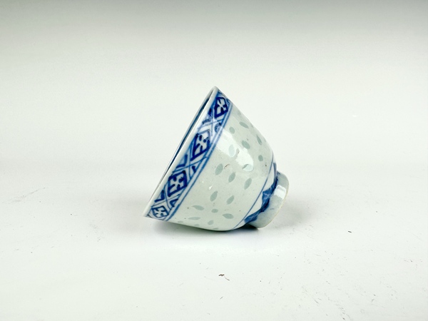 古玩陶瓷清光緒·青花云蝠紋玲瓏杯拍賣，當(dāng)前價格198元