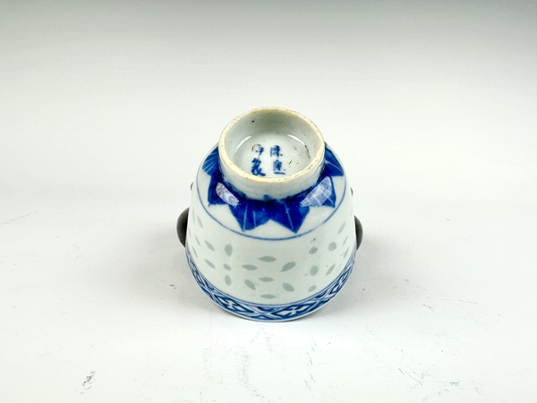 古玩陶瓷清光緒·青花云蝠紋玲瓏杯拍賣，當(dāng)前價格198元