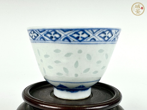 古玩清光緒·青花云蝠紋玲瓏杯真品鑒賞圖