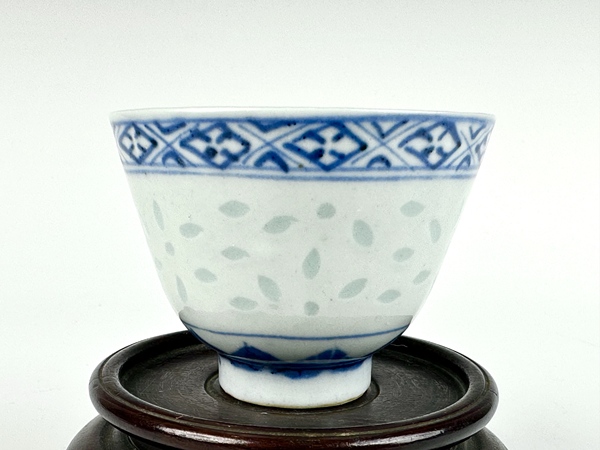 古玩陶瓷清光緒·青花云蝠紋玲瓏杯拍賣，當(dāng)前價格198元