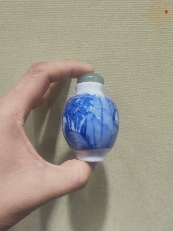 古玩陶瓷山水紋青花鼻煙壺真品鑒賞圖