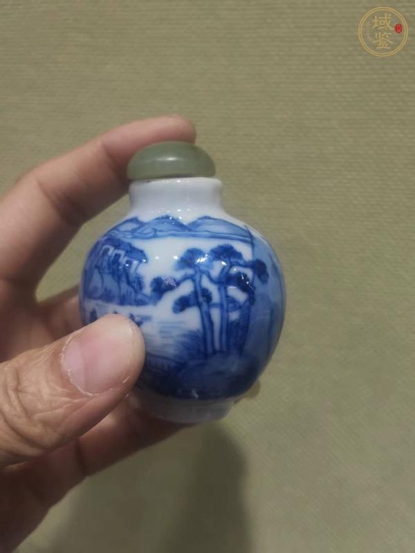 古玩陶瓷山水紋青花鼻煙壺真品鑒賞圖