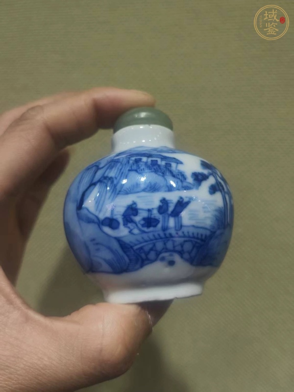 古玩陶瓷山水紋青花鼻煙壺真品鑒賞圖