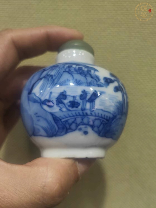 古玩陶瓷山水紋青花鼻煙壺真品鑒賞圖
