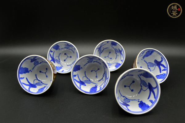 古玩陶瓷醬釉內(nèi)青花魚藻紋杯真品鑒賞圖
