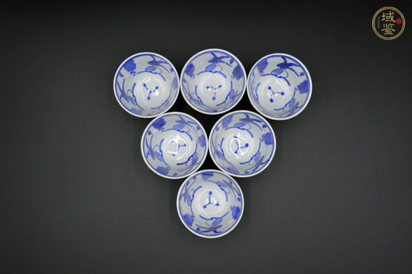 古玩陶瓷醬釉內(nèi)青花魚藻紋杯真品鑒賞圖