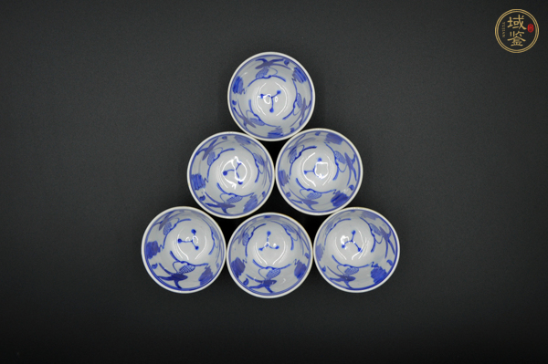 古玩陶瓷醬釉內(nèi)青花魚藻紋杯真品鑒賞圖
