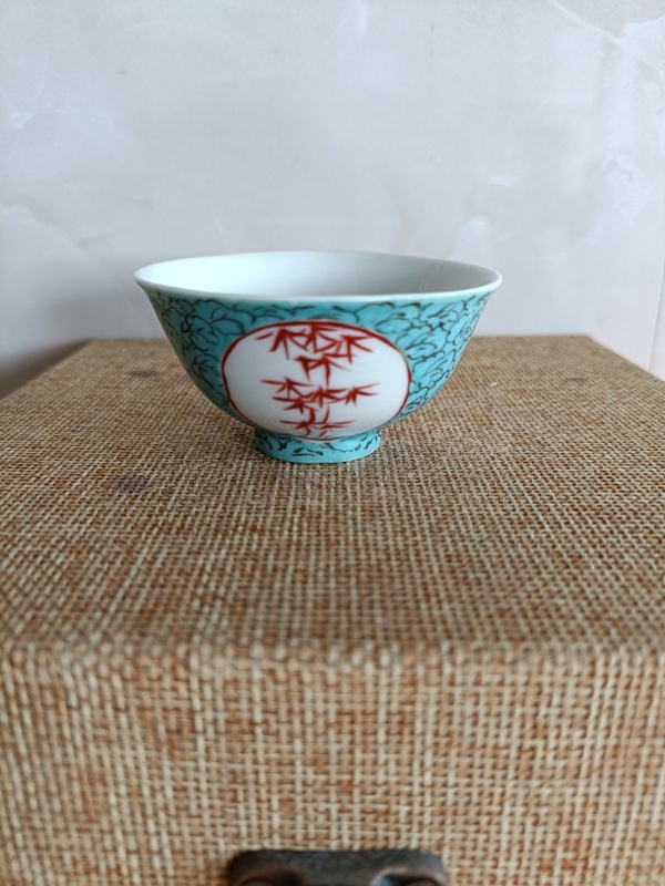 古玩轉賣精品乾隆年制本朝款松石綠地礬紅竹報平安茶圓拍賣，當前價格128元