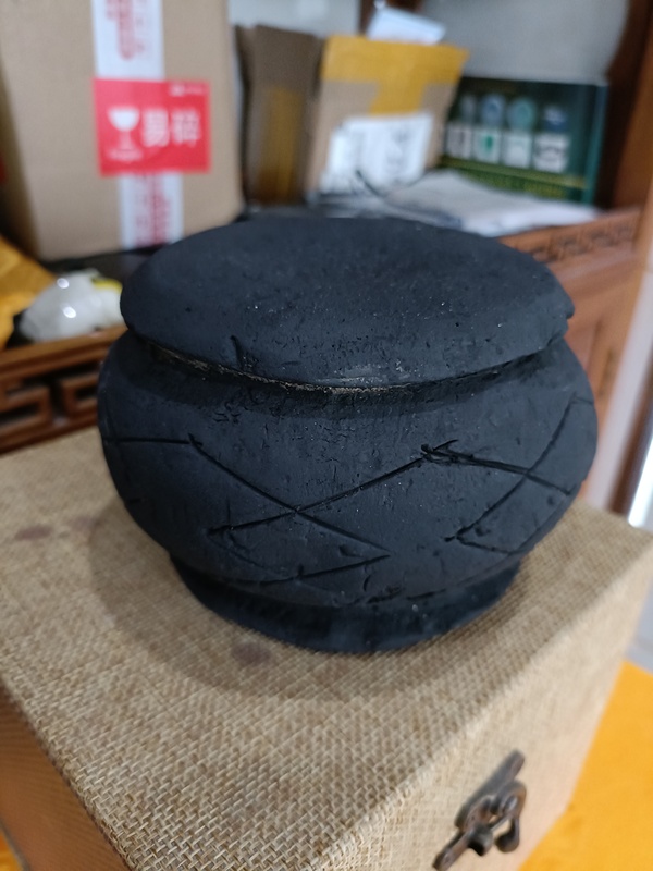 古玩陶瓷明早期刻花黑陶鼓拍賣,當前價格298元