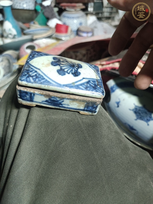 古玩陶瓷花卉紋青花蓋盒真品鑒賞圖