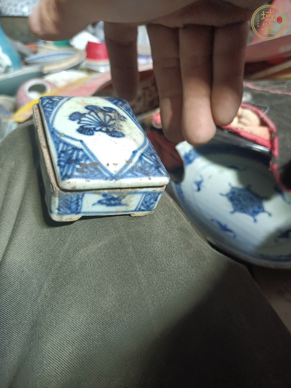 古玩花卉紋青花蓋盒真品鑒賞圖