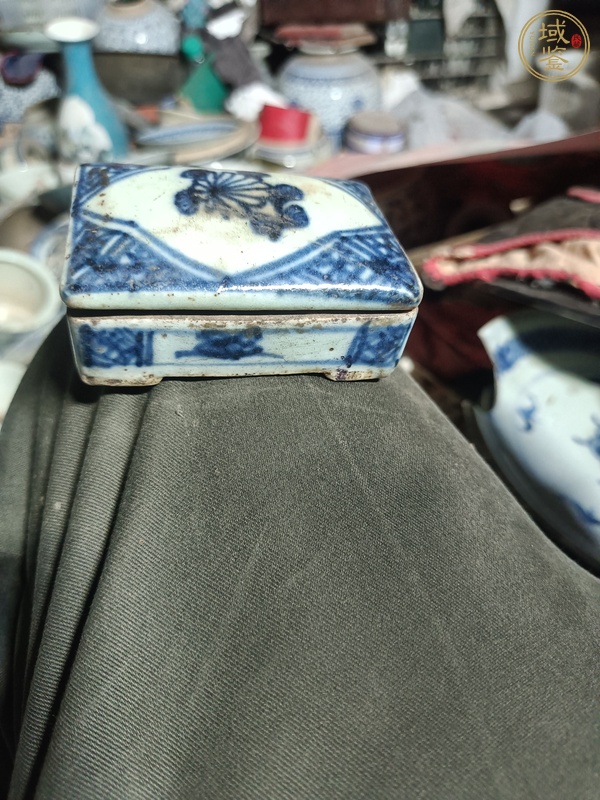 古玩陶瓷花卉紋青花蓋盒真品鑒賞圖