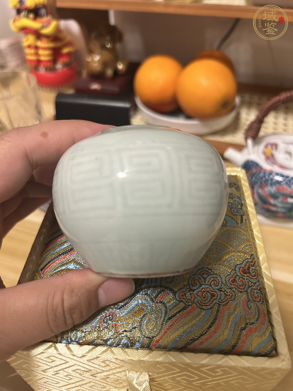 古玩陶瓷豆青釉刻夔龍紋水盂真品鑒賞圖