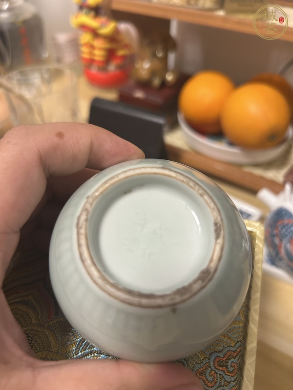 古玩陶瓷豆青釉刻夔龍紋水盂真品鑒賞圖
