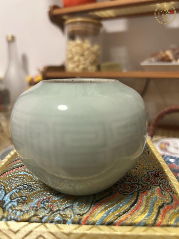 古玩陶瓷豆青釉刻夔龍紋水盂真品鑒賞圖