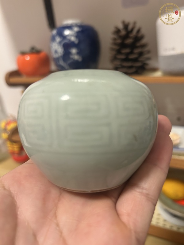 古玩陶瓷豆青釉刻夔龍紋水盂真品鑒賞圖