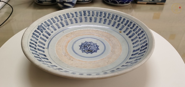 古玩陶瓷梵字紋青花盤真品鑒賞圖