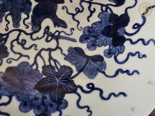 古玩陶瓷松鼠葡萄紋青花盤真品鑒賞圖