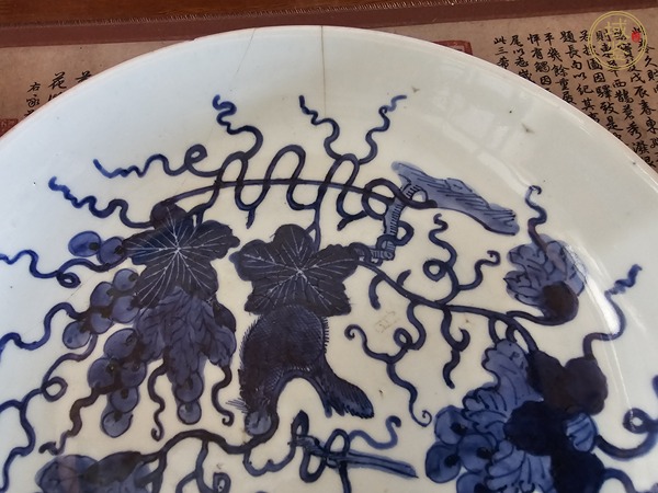 古玩陶瓷松鼠葡萄紋青花盤真品鑒賞圖