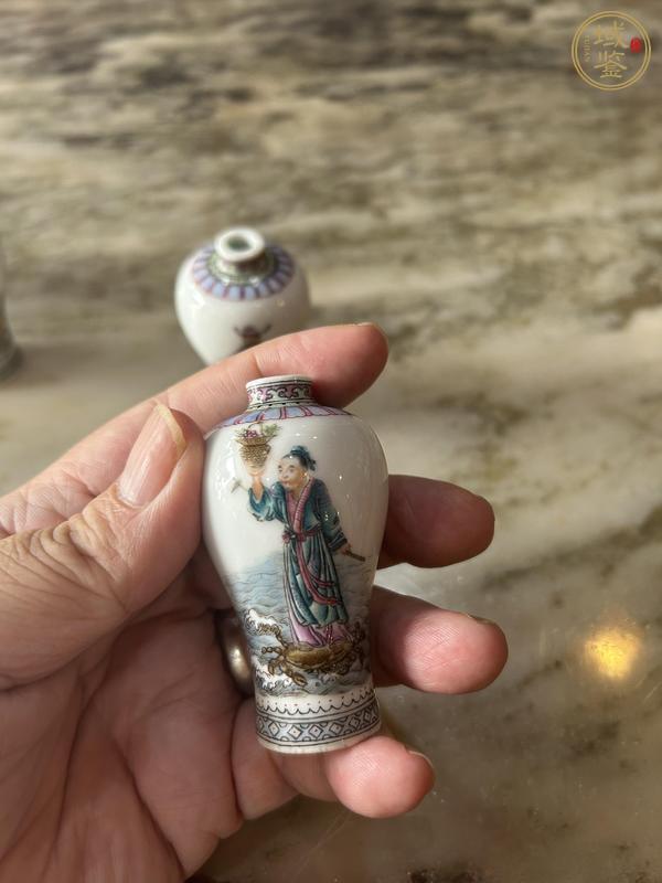 古玩陶瓷粉彩仿琺瑯彩人物故事紋鼻煙壺真品鑒賞圖