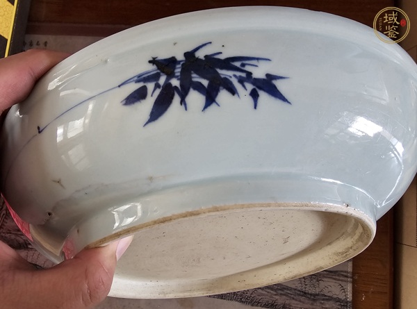 古玩陶瓷松鼠葡萄紋青花盤真品鑒賞圖