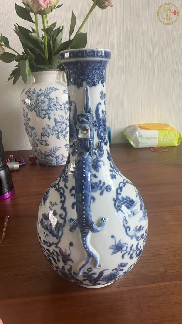 古玩陶瓷青花開光山水人物龍柄壺真品鑒賞圖