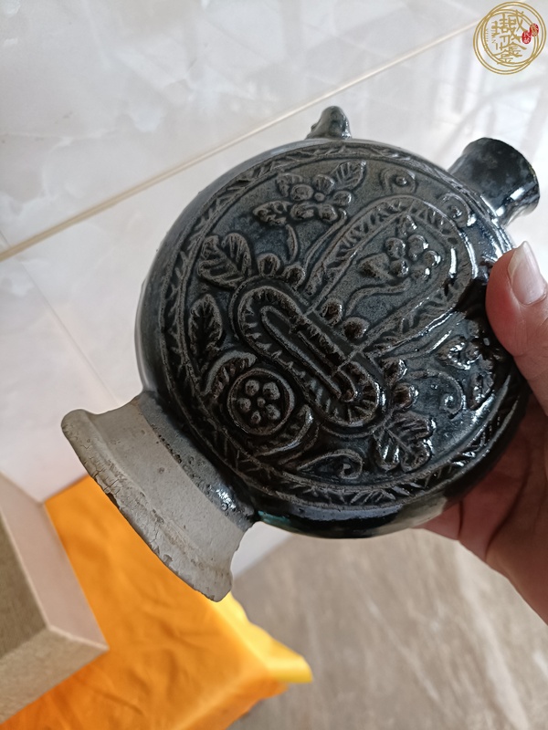 古玩陶瓷窯變釉印花福字扁型穿帶瓶真品鑒賞圖