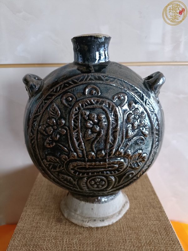 古玩陶瓷窯變釉印花福字扁型穿帶瓶真品鑒賞圖