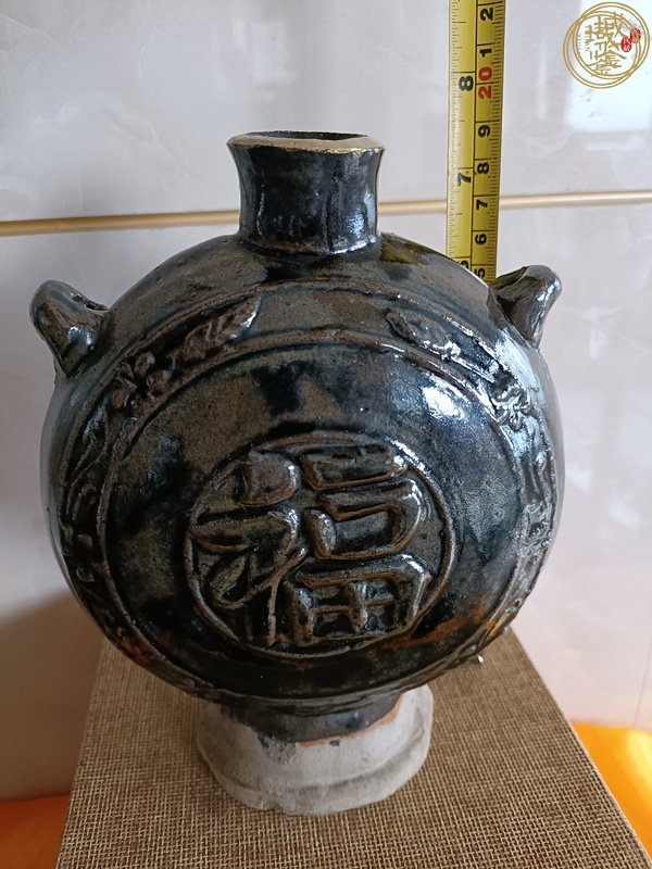 古玩陶瓷窯變釉印花福字扁型穿帶瓶真品鑒賞圖