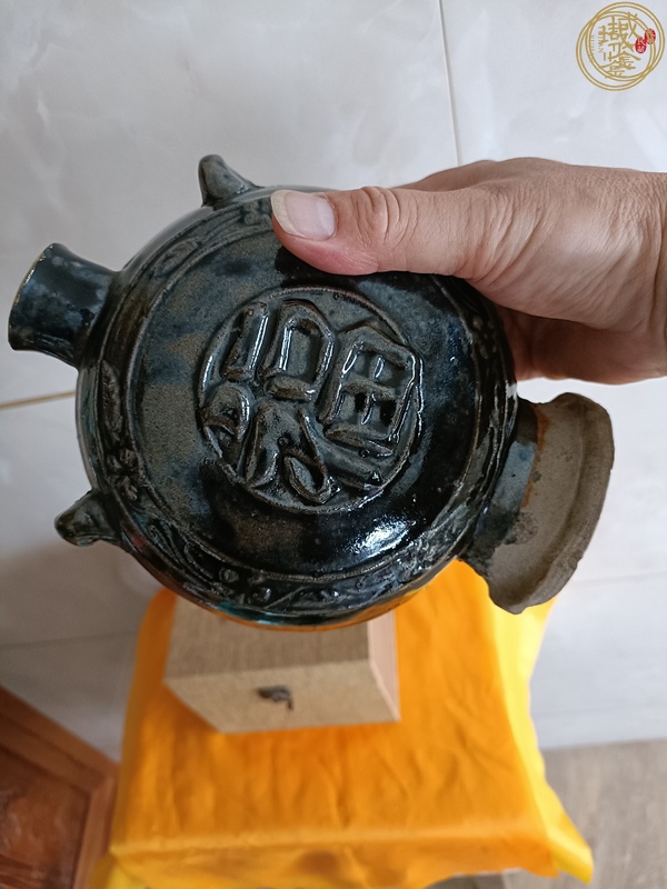 古玩陶瓷窯變釉印花福字扁型穿帶瓶真品鑒賞圖