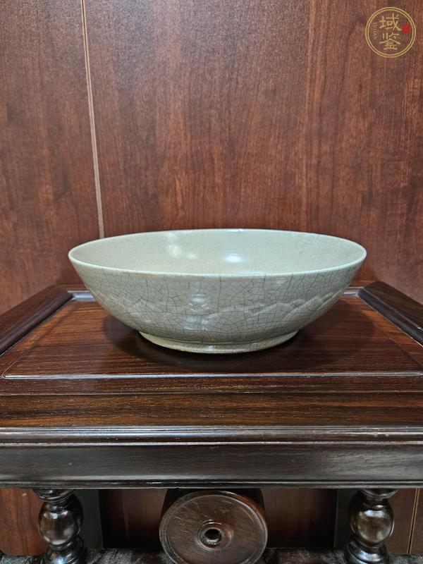 古玩陶瓷哥釉印花蓮瓣紋盤真品鑒賞圖