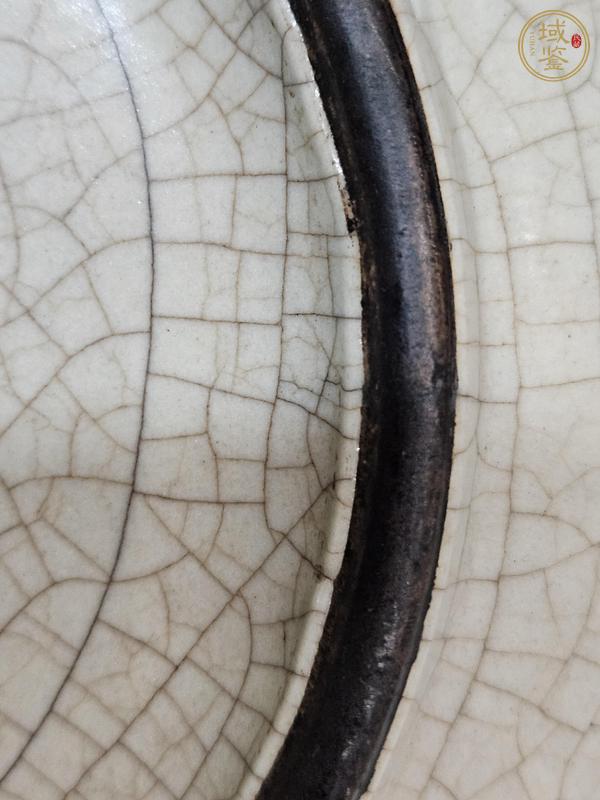 古玩陶瓷哥釉印花蓮瓣紋盤真品鑒賞圖