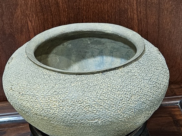 古玩陶瓷s鈕印紋硬陶罐拍賣，當(dāng)前價格16000元
