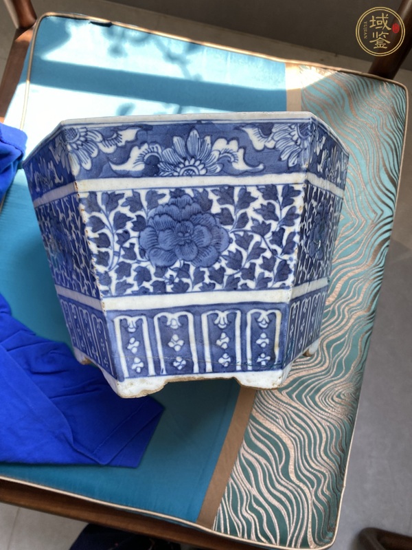古玩陶瓷花卉紋青花六方花盆真品鑒賞圖