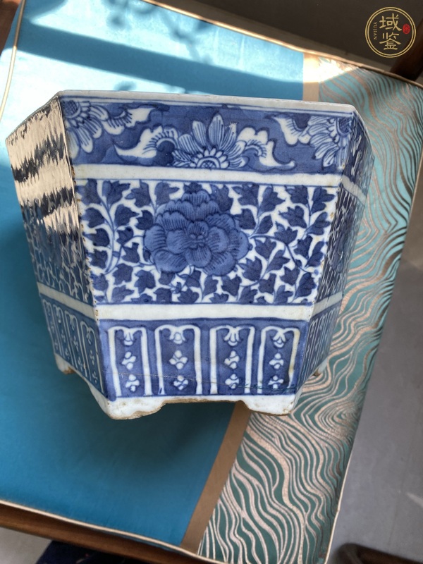古玩陶瓷花卉紋青花六方花盆真品鑒賞圖