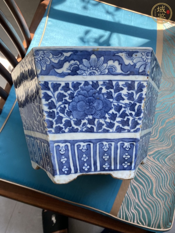 古玩陶瓷花卉紋青花六方花盆真品鑒賞圖
