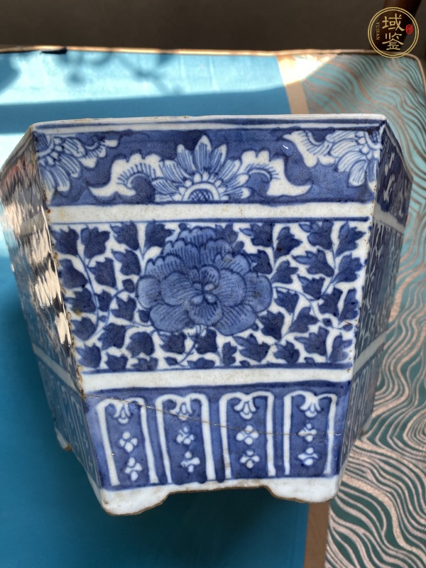 古玩陶瓷花卉紋青花六方花盆真品鑒賞圖