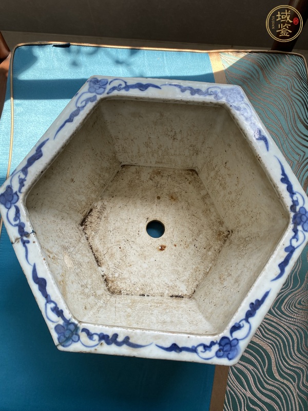 古玩陶瓷花卉紋青花六方花盆真品鑒賞圖