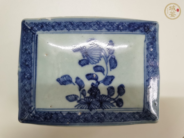 古玩陶瓷花卉紋青花蓋盒真品鑒賞圖