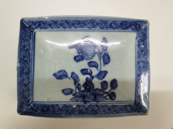 古玩轉賣花卉紋青花蓋盒拍賣，當前價格0元