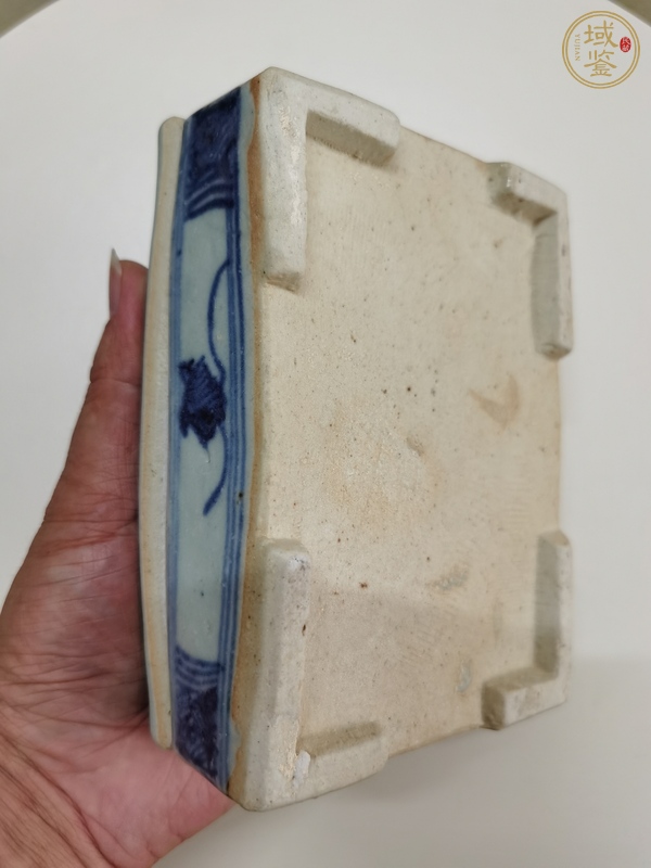 古玩陶瓷花卉紋青花蓋盒真品鑒賞圖