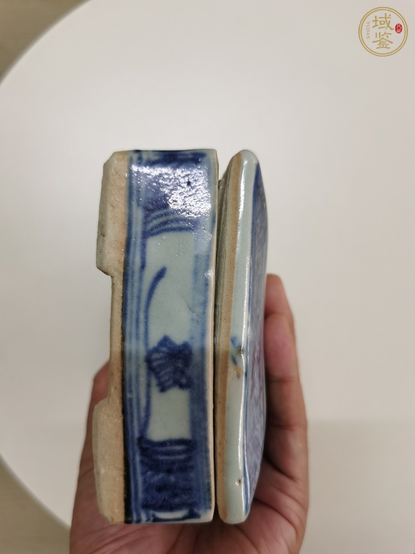 古玩陶瓷花卉紋青花蓋盒真品鑒賞圖